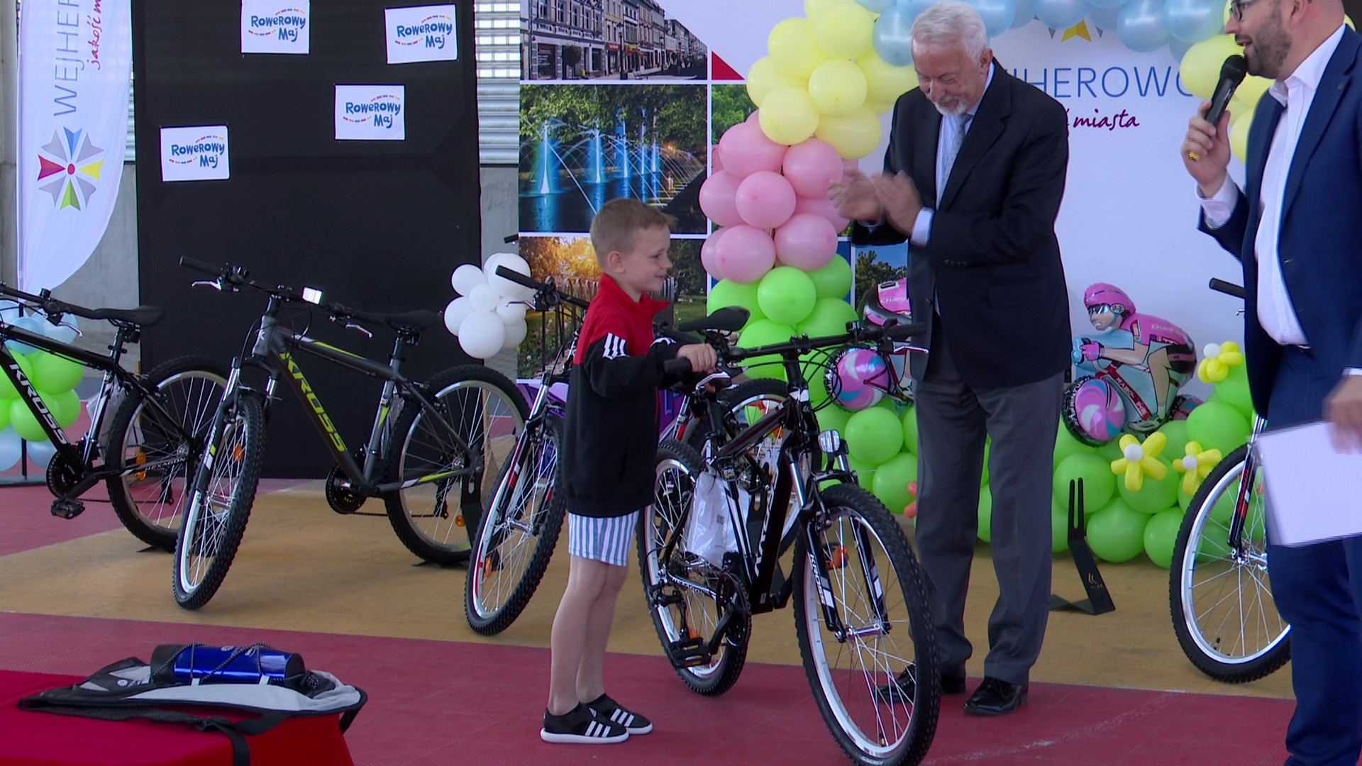 Prezydent Miasta Wejherowa wręcza nagrodę w akcji Rowerowy Maj. Nagrodą jest rower. Źródło: https://nadmorski24.pl/